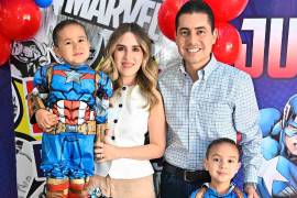 Julio y Diego con sus papás Julio Iván Long y Alejandra Flores.
