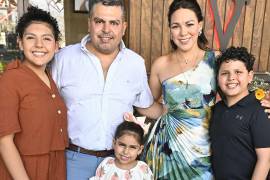 José Pablo con sus padres Pablo Abugarade y Sandra Pérez y sus hermanas María José y Sara.