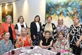 Irma Berlanga y Mayela Hernández con sus amigas del Grupo de los Miércoles.