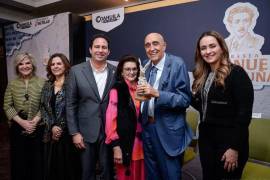 Pedro Torres recibió la Presea Manuel Acuña.