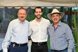 Héctor con su papá, Héctor Cuéllar y su suegro, Carlos Villasana.