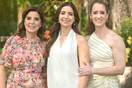 Isabella con su mamá, Adriana Vargas Ramos, y su futura suegra, Regina Martínez Villarreal.