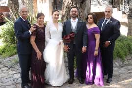 Los novios con sus padres, Arnulfo Garza, Irma Echevarría de Garza, Paola De Nigris y Eduardo Murguía.