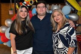 Raúl Héctor con su hermana, Gaby Fuentes, y su mamá, Gaby Hernández.