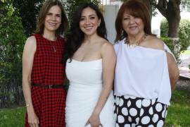 Gabriela García Cabello con Claudia de la Fuente, madre del novio y su mamá Gabriela Cabello, organizadoras de su primera despedida de soltera.
