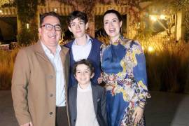 Francisco de la Peña Turner y Ana Violeta Horta con sus hijos, Daniel y Diego.