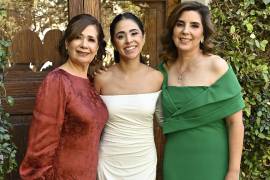 Karina junto a su mamá, Marti Sandoval, y su futura suegra, Adriana Vargas.