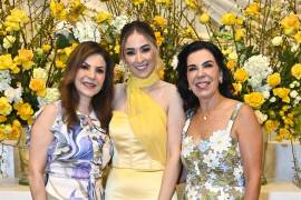 Caro con su mamá, Lourdes González y su suegra Estela Ortiz.