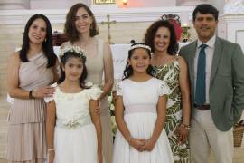 Amaia y Victoria con sus padrinos, Liliana Morales, Tatiana Aguirre, Melissa Aguirre y Mauricio Cortés.