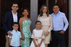 Juan Pablo Huerta, Anaí Hernández, Juan Pablo y Valentina Huerta junto a los padrinos, Ana Huerta y Luis Rivas.