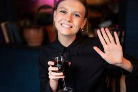 El alcohol eleva el azúcar en sangre y afecta al hígado; moderar su consumo es clave para cuidar la salud en la diabetes.