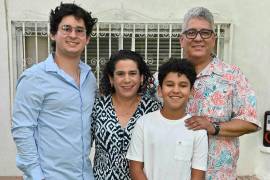 Mau con su familia.