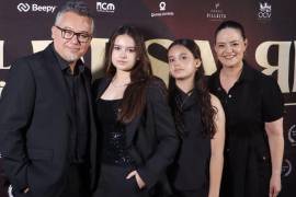 El director, Gabriel Ramos con sus hijas, Abril y Azul Ramos, y su esposa, Celeste Alvarado.