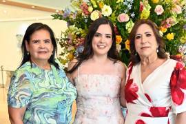 María con su mamá, María Elena del Bosque, y su suegra, Beatriz García.