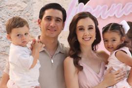 Sofía con su esposo e hijos, Roberto Treviño, Roberto Andrés Treviño y María Sofía Treviño.