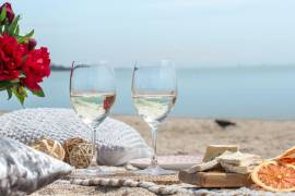 Un vino bien elegido puede transformar cualquier comida de vacaciones, desde un ceviche frente al mar hasta una carne asada en familia.