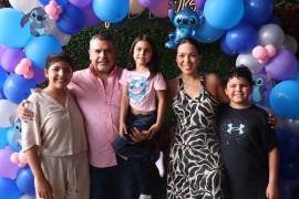 Sara con sus papás, Pablo Abugarade y Sandra Pérez, y sus hermanos, María José y Pablo.