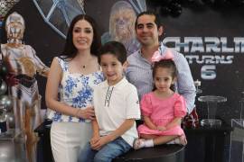 Ana Sofía Arizpe y Luis José Estrada con sus hijos María José y Charlie.