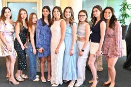 Paulina acompañada de sus amigas.