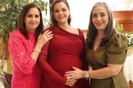 Marialy junto a su madre, Patricia Flores y su suegra Leticia Espinosa.