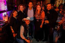 El alcalde Javier Díaz acompañó la velada gastronómica en el corazón de la ciudad.