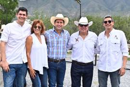 Familia Prado acompañados del alcalde Javier Díaz.