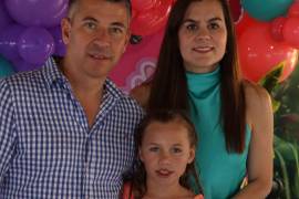 Eva con sus padres, Josué Valdés y Ale Arredondo.