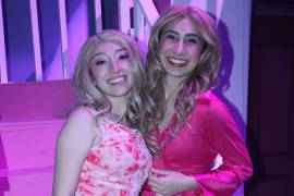 Ebet Rojas y Abril Escudero, ambas alternaron el personaje de Elle Woods.