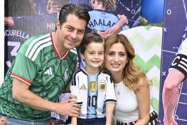 Leo con sus papás, Enrique Martínez y Lilia Hiarmes.
