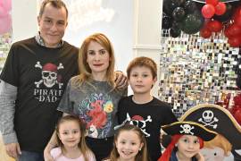 María Fernanda, Daniel y Ana Sofía con sus papás, Pedro Espino y Perla Almaguer además de su hermano Pedro Espino Almaguer.
