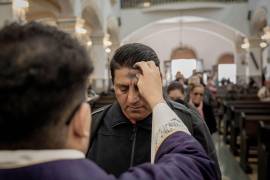 Miércoles de Ceniza: Fieles reciben la ceniza como signo de reflexión y renovación interior.