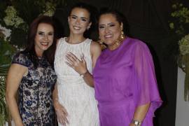 Bárbara con su mamá, Bárbara Salinas y su suegra, Marcela López.