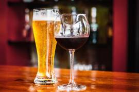 Vino y cerveza no compiten necesariamente: cada bebida encuentra su mejor lugar según los sabores del plato.
