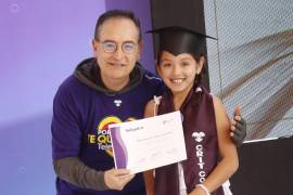 Dr. Raúl Díaz, director médico del CRIT Coahuila, entregó a Elliana Jiménez su diploma.