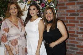 Daniela con su mamá, Claudia Farías y su suegra, Carmen Galindo.