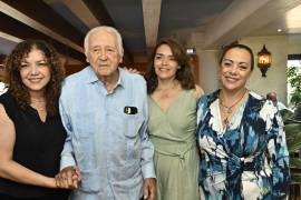 Don Arturo con sus hijas Aurora, Alejandra y Luz Elena Berrueto.