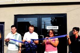 Luis Arturo Granadino, Luis Alberto Rodríguez González y la doctora Brenda Anahí Martínez de la Torre, acompañados de personal de Pet Village, realizaron el corte inaugural.