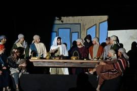 Alumnos de preparatoria escenificaron la Última Cena con solemnidad.