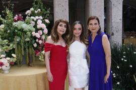 Marcela con su mamá María Elena Saldívar y su suegra, Maritza Rentería.