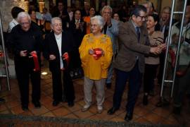 Autoridades y la artista realizaron el corte inaugural de la muestra en el recinto cultural.