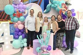 Javier Díaz, María Inés Valdés, papás de Eugenia, Eugenia y su hermana Emilia, sus abuelos Efraín Díaz y Lety Suday.