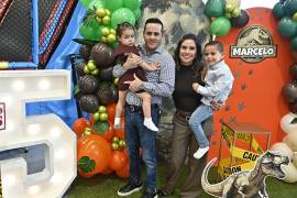 Marcelo acompañado de su familia.