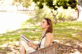 Entre hojas y luz suave, regalarte una pausa también es una forma de cuidarte.