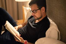 Leer también es cambiar de lugar: mirar lo mismo desde otro ángulo hasta que cobre sentido.