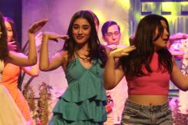 Actrices interpretan una de las escenas del musical.