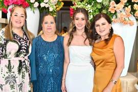 Paulina con su cuñada, Brenda Fernández; su suegra, Chelito Montañez de Fernández, y su mamá, Martha Valdés.
