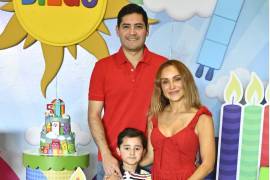 Diego con sus papás, Jesús Briseño y Dinorah Téllez.