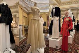 Dennis Basso celebra a “la gran mujer estadounidense” con una colección que fusiona glamour, lujo y accesibilidad.
