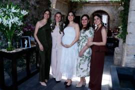 Edith Alanís con Samantha Depuy, Erika Alanís, Esperanza Villegas y Elena Alanís organizadoras del festejo.