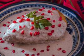 Inicia la temporada de chiles en nogada, platillo tradicional que despierta pasiones, recetas únicas y el eterno debate: capeados o sin capear.